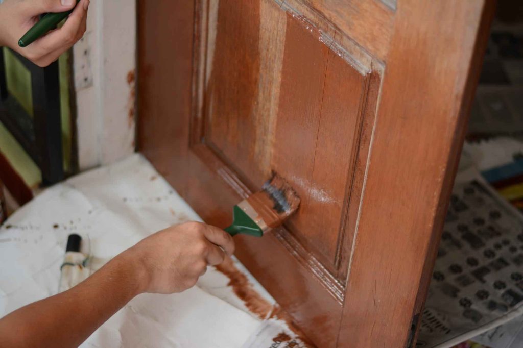 cat pintu kayu yang bagus